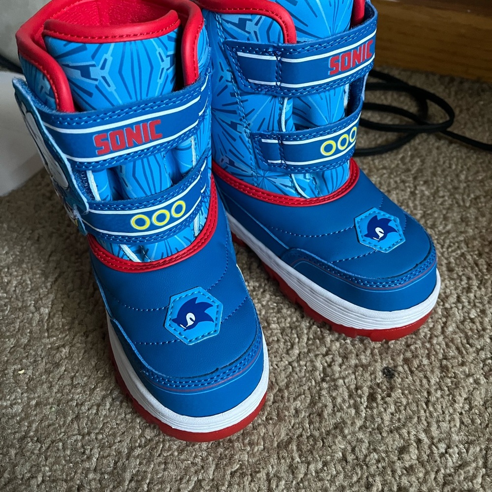 NWT Sonic Snow boots. Size 11 toddler boys
